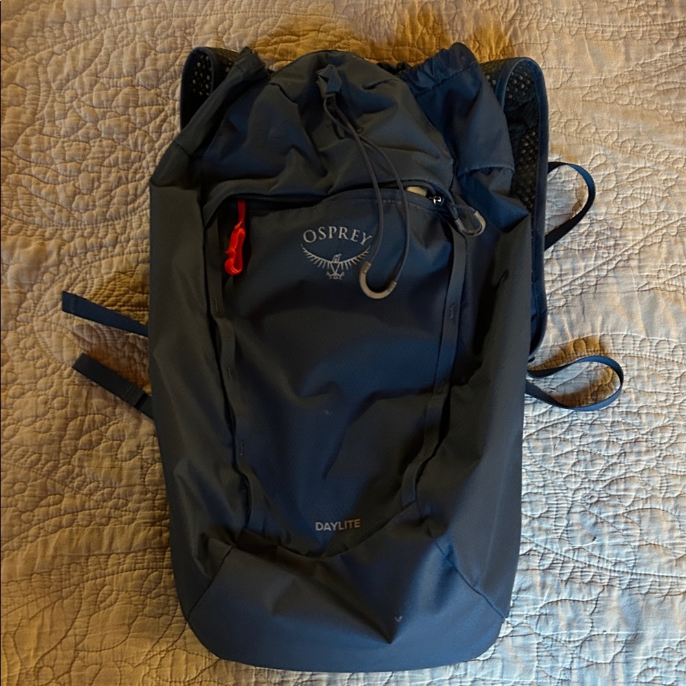 OSPREY Daylite Backpack - Dark Blue and Red Accents